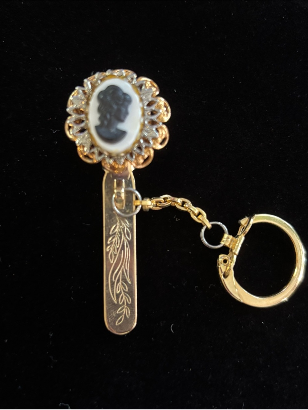 Vintage Kings Key Finder Gold Cameo Key & Card Holder - Accessory